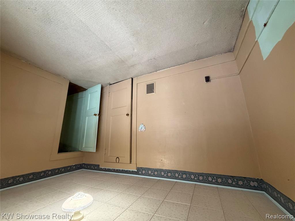 24 S Roselawn Street, Pontiac, MI 48342 — Photo 21