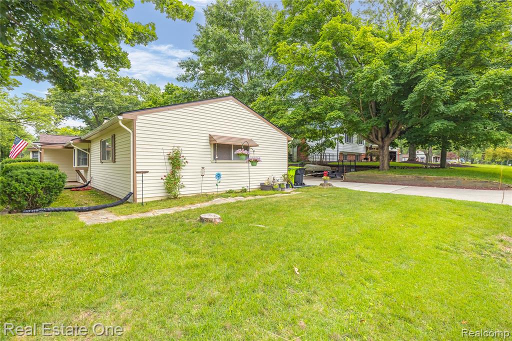 7241 Richardson Road, West Bloomfield, MI 48323 — Photo 33