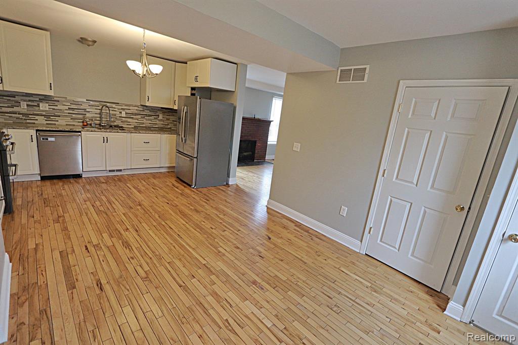 802 E 11 MILE Road, Royal Oak, MI 48067 — Photo 8