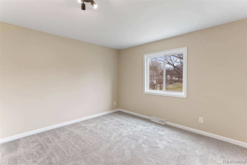 3745 Capitol Way, Highland, MI 48356 — Photo 19