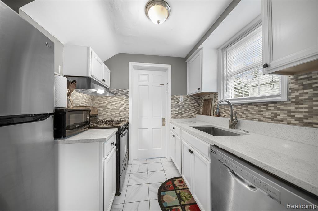 8107 Kaltz, Center Line, MI 48015 — Photo 7