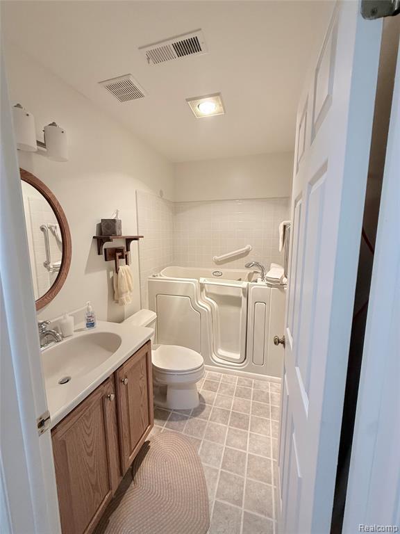 19710 W 13 Mile Road, 201, Beverly Hills, MI 48025 — Photo 13