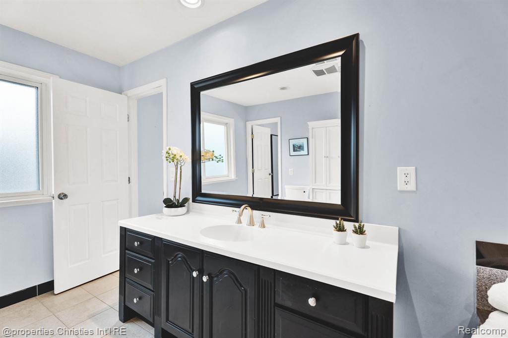 1700 MADDY Lane, Keego Harbor, MI 48320 — Photo 37