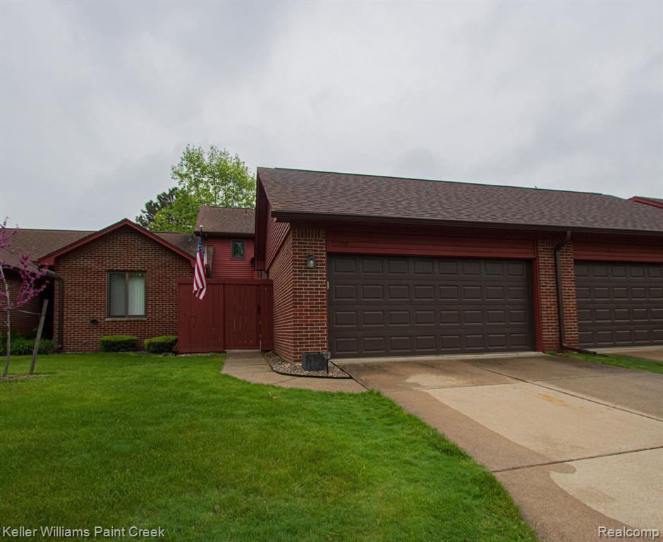 42200 LOCHMOOR Street, Clinton Twp, MI 48038 — Photo 2