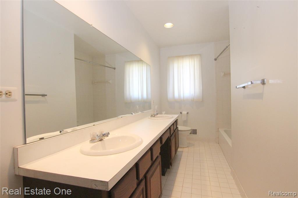 4458 Southmoor Lane, West Bloomfield, MI 48323 — Photo 17