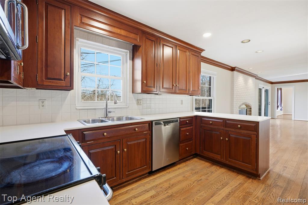 Unfurnished room with dark wood-style floors and crown molding