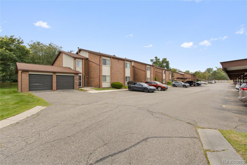 33905 Pondview Circle, Livonia, MI 48152 — Photo 2