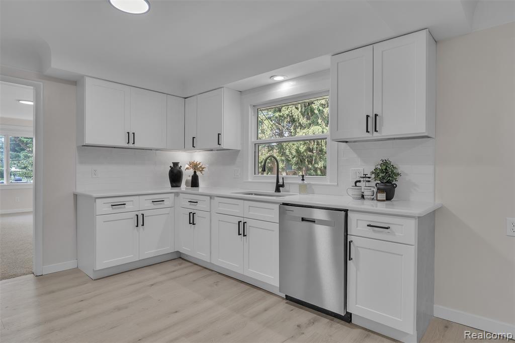 28720 Eldorado Pl, Lathrup Village, MI 48076 — Photo 17
