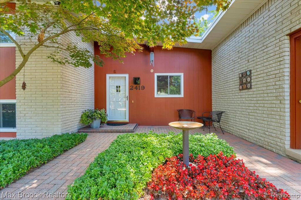 2419 Avondale Street W, Sylvan Lake, MI 48320 — Photo 4