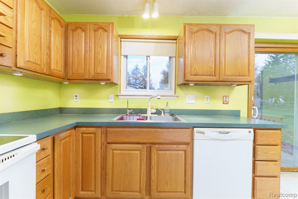 985 TIERNEY, Highland, MI 48356 — Photo 9