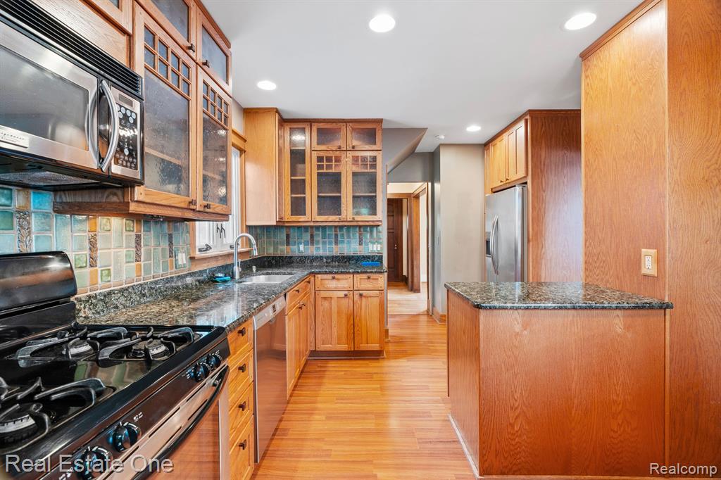819 S HIGHLAND Street, Dearborn, MI 48124 — Photo 13