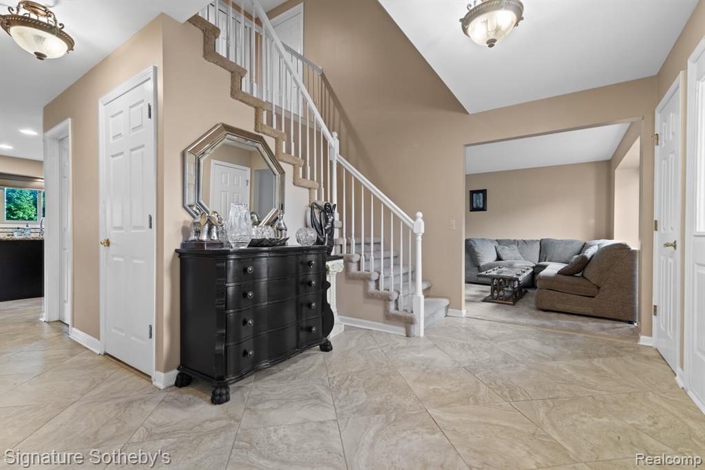 6710 WESTPOINTE Drive, Troy, MI 48085 — Photo 5