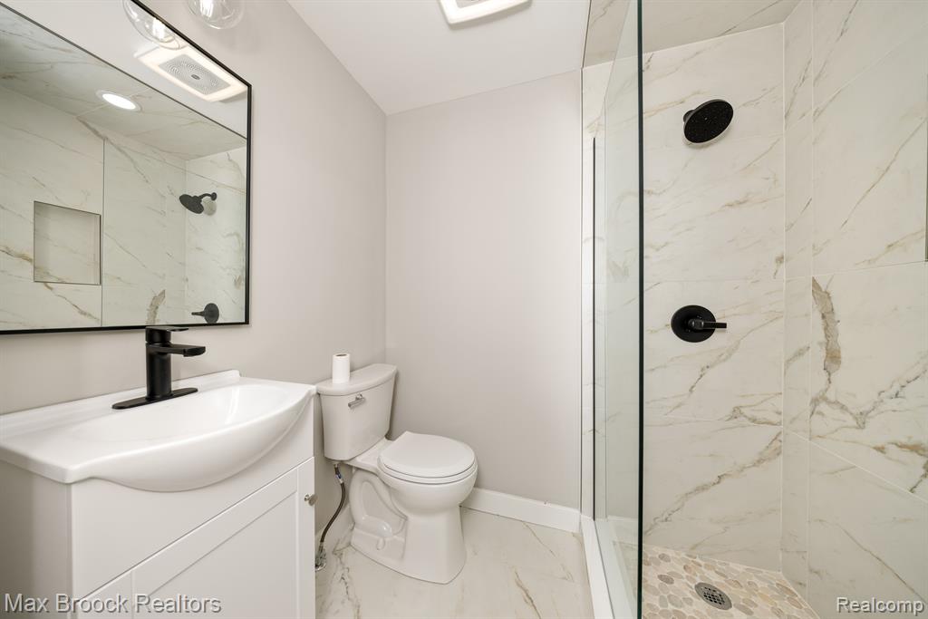 5240 CLARENDON CREST Street, Bloomfield Hills, MI 48302 — Photo 35