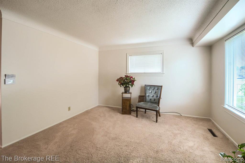 802 W HEMPHILL Road, Flint, MI 48507 — Photo 9