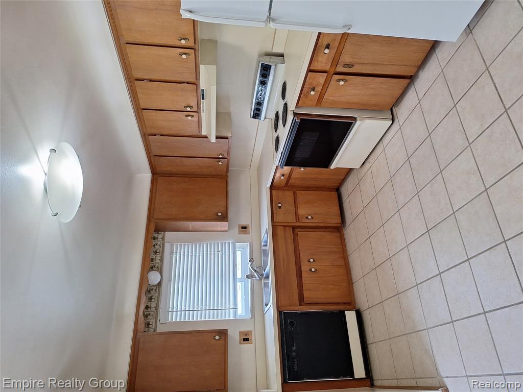 8547 Kinloch Street, Dearborn Heights, MI 48127 — Photo 9