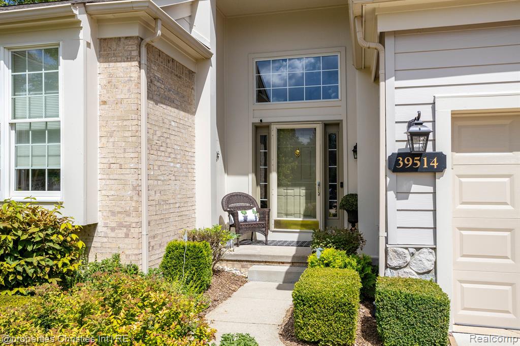 39514 Edgewater Dr, Northville, MI 48168 — Photo 2