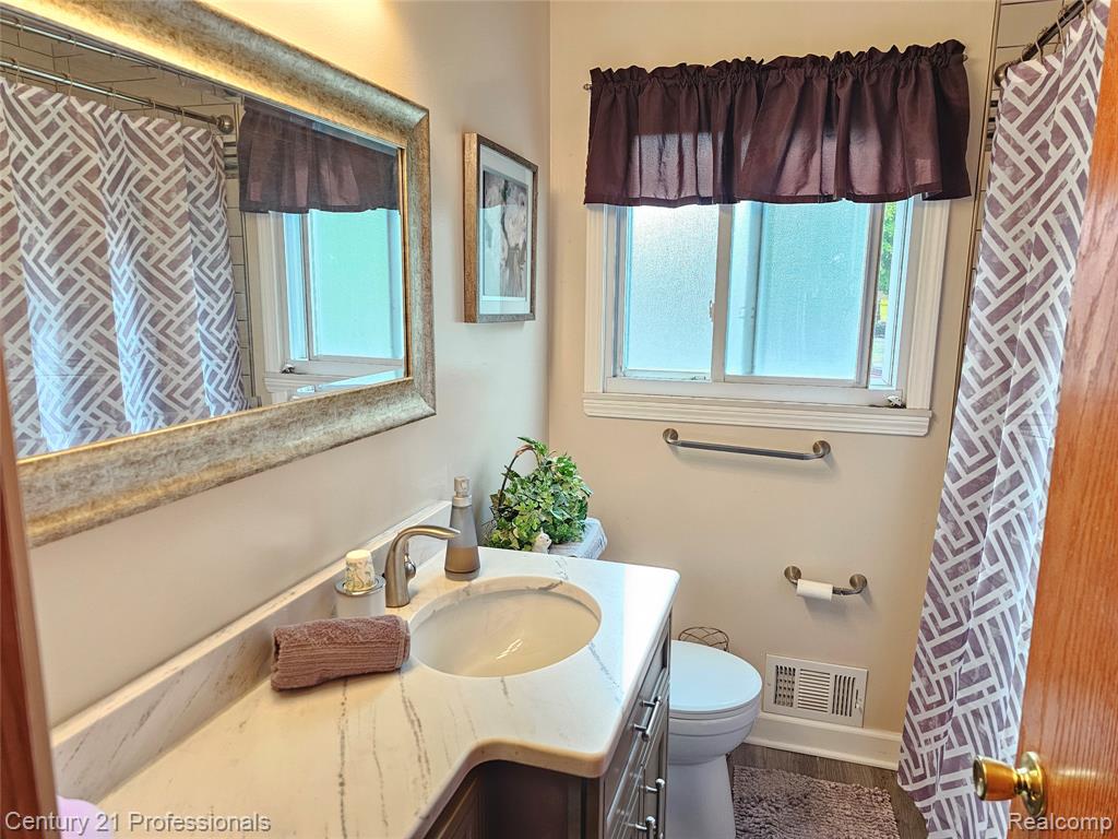 8876 Robindale, Redford, MI 48239 — Photo 10