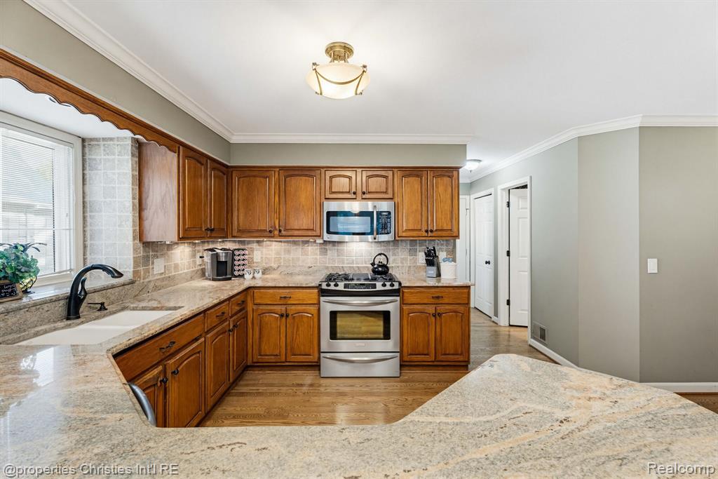14281 Bournemuth Drive, Utica, MI 48315 — Photo 32