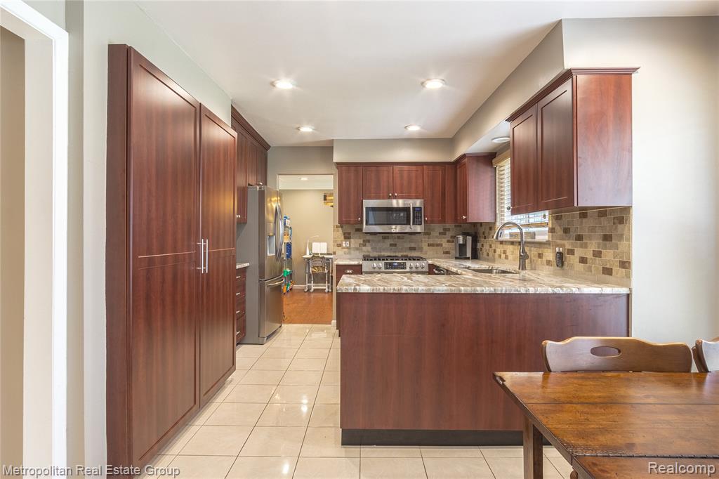 6364 Pinecroft Drive, West Bloomfield, MI — Photo 9