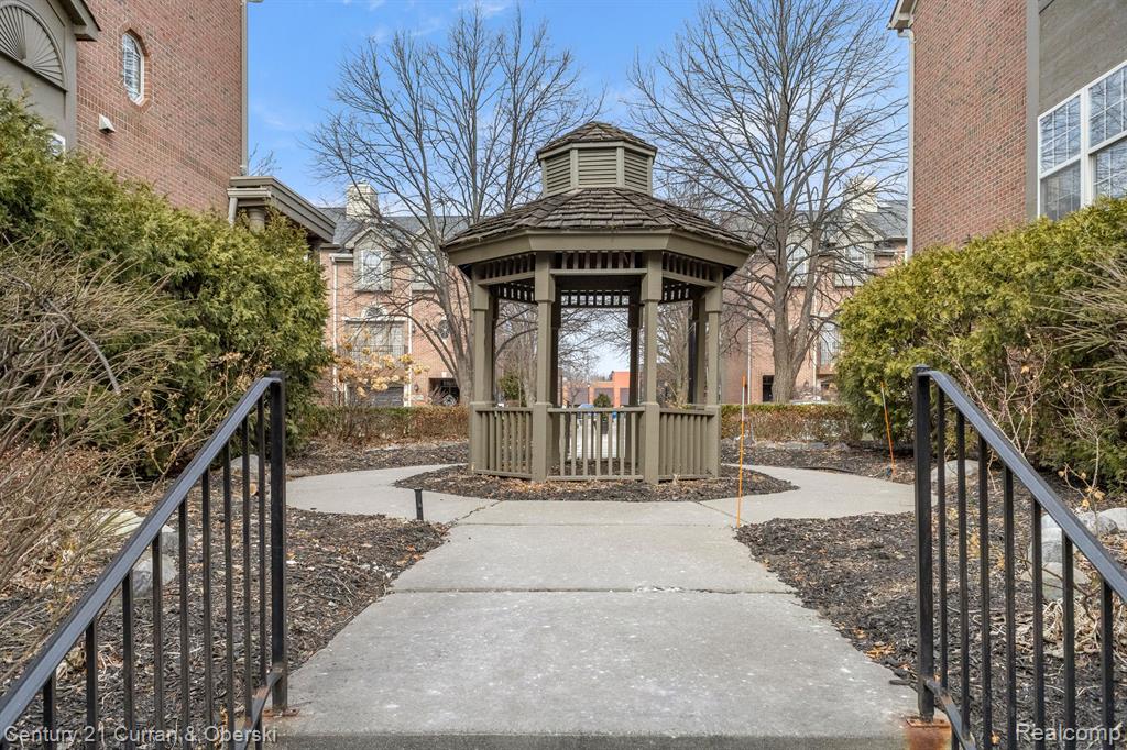 43 W VILLAGE Lane, Dearborn, MI 48124 — Photo 28