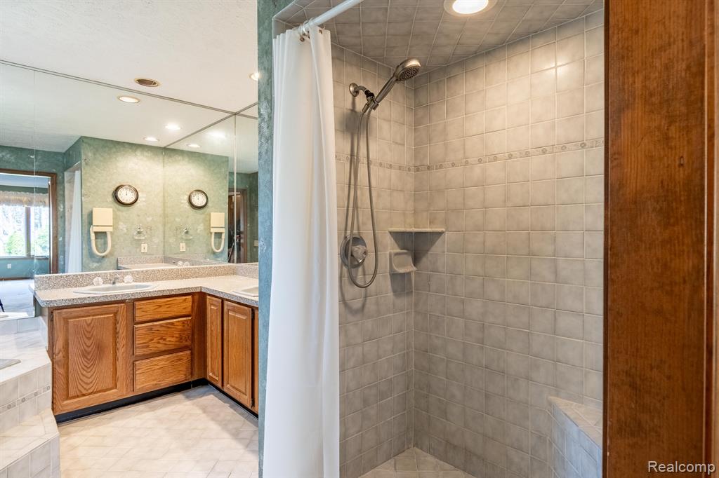 4435 OAK POINTE Drive, Brighton, MI 48116 — Photo 36