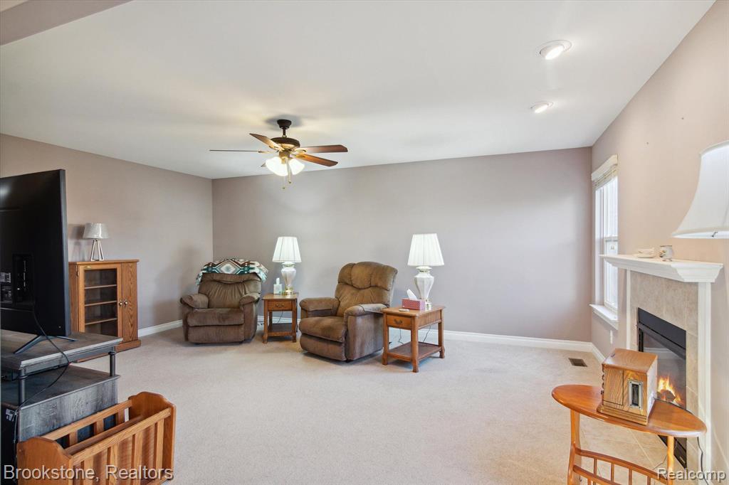 712 SUPERIOR Parkway, Westland, MI — Photo 7