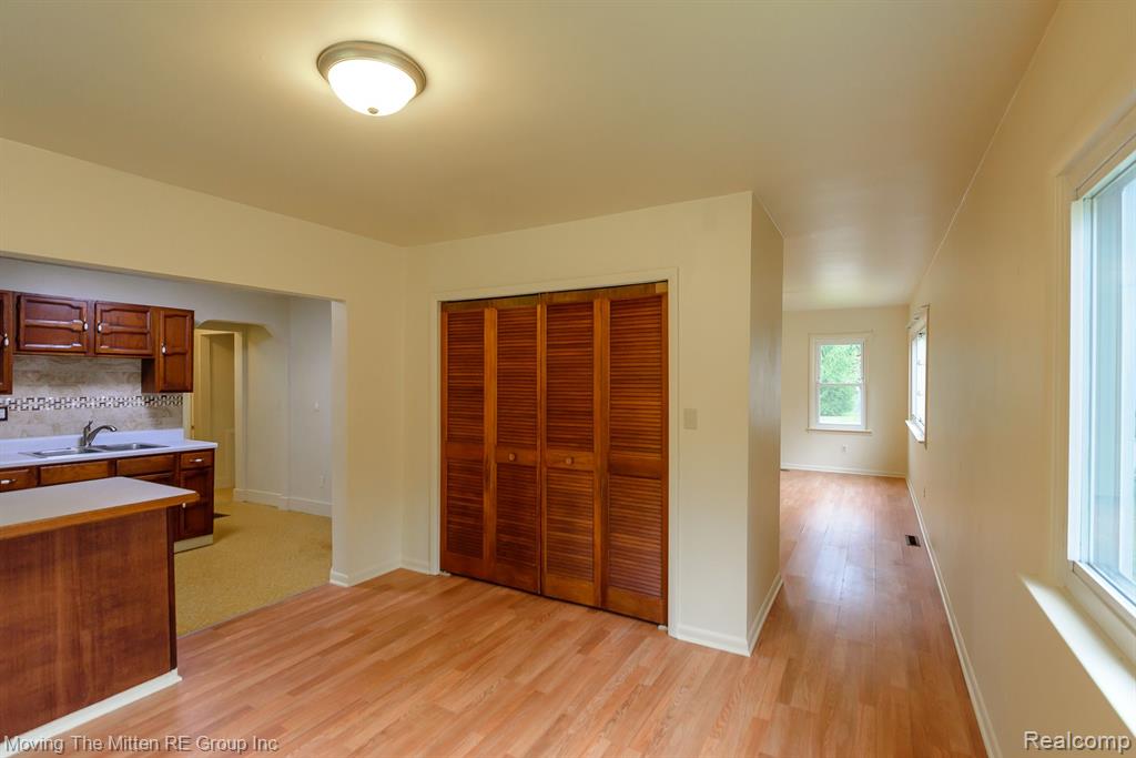 560 GREENLAWN Street, Ypsilanti, MI 48198 — Photo 7