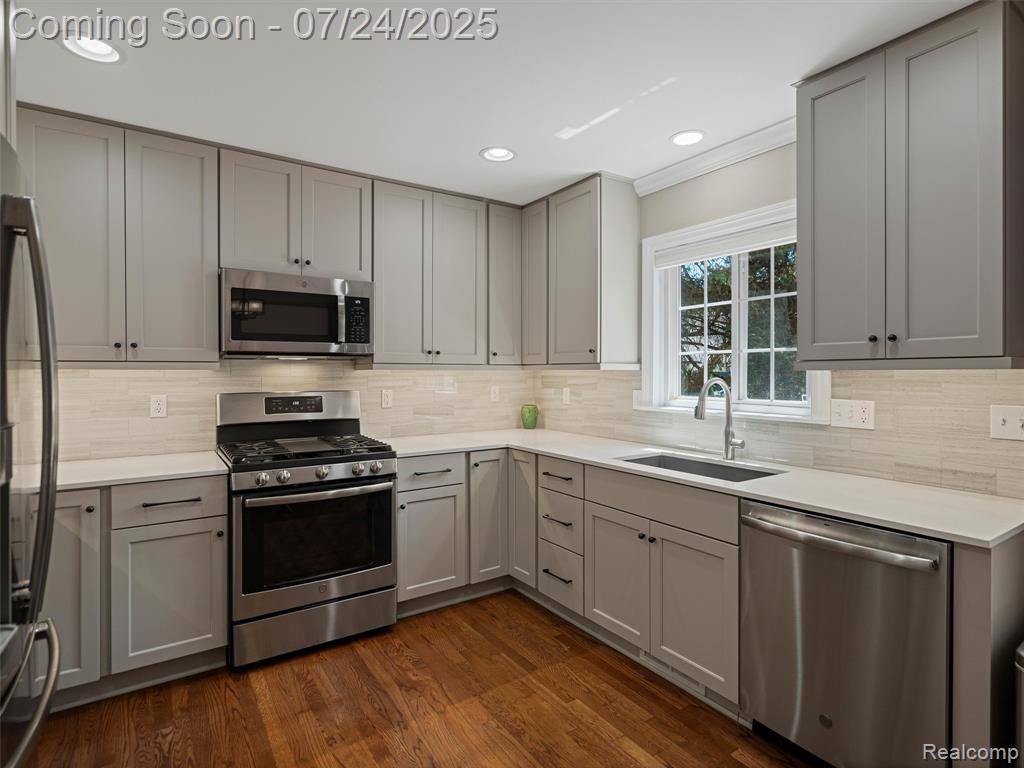320 James Circle, Royal Oak, MI 48067 — Photo 8