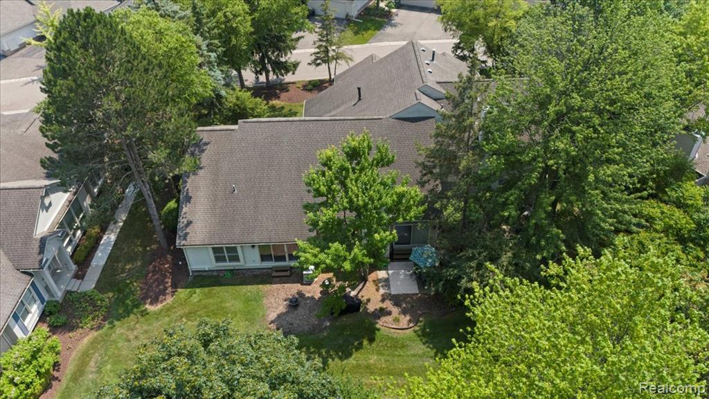 7570 Danbury Circle, West Bloomfield, MI — Photo 52