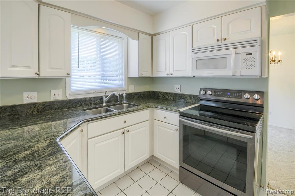 6228 Greenview Drive, Burton, MI 48509 — Photo 17