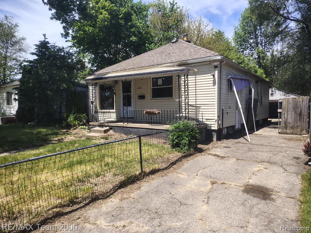 24806 Frisbee Street - Photo 2