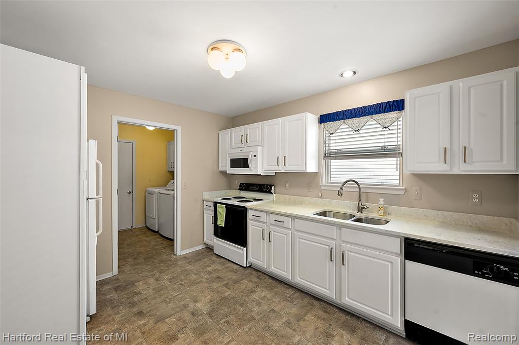 402 Mulberry Drive, Commerce Twp, MI 48390 — Photo 11
