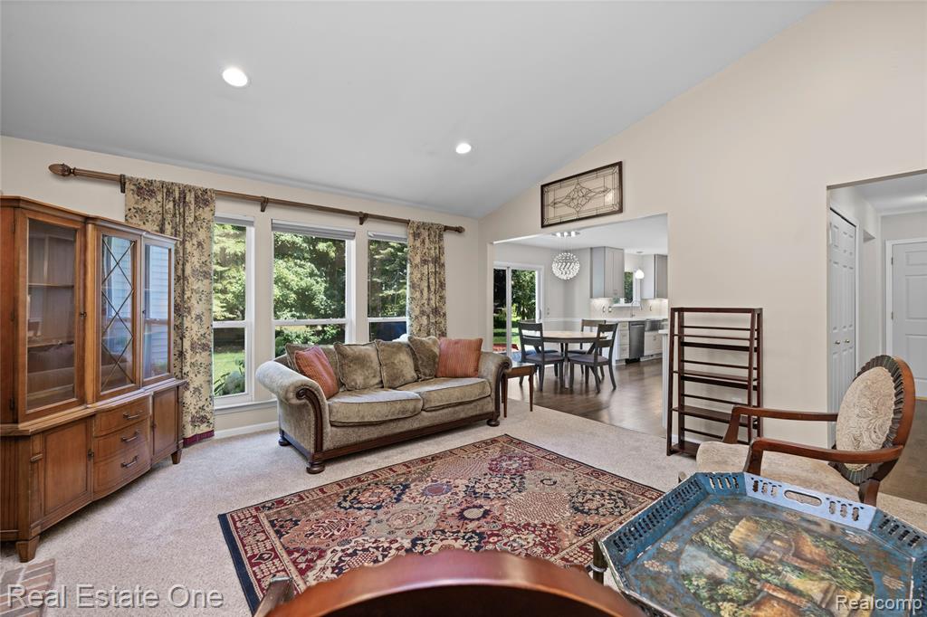 7570 Greenway Lane, West Bloomfield, MI 48324 — Photo 34