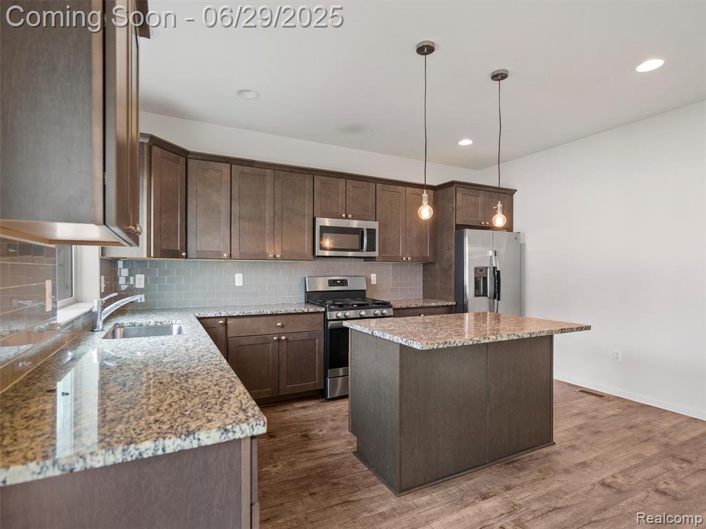 399 W DALLAS Avenue, Madison Heights, MI 48071 — Photo 11