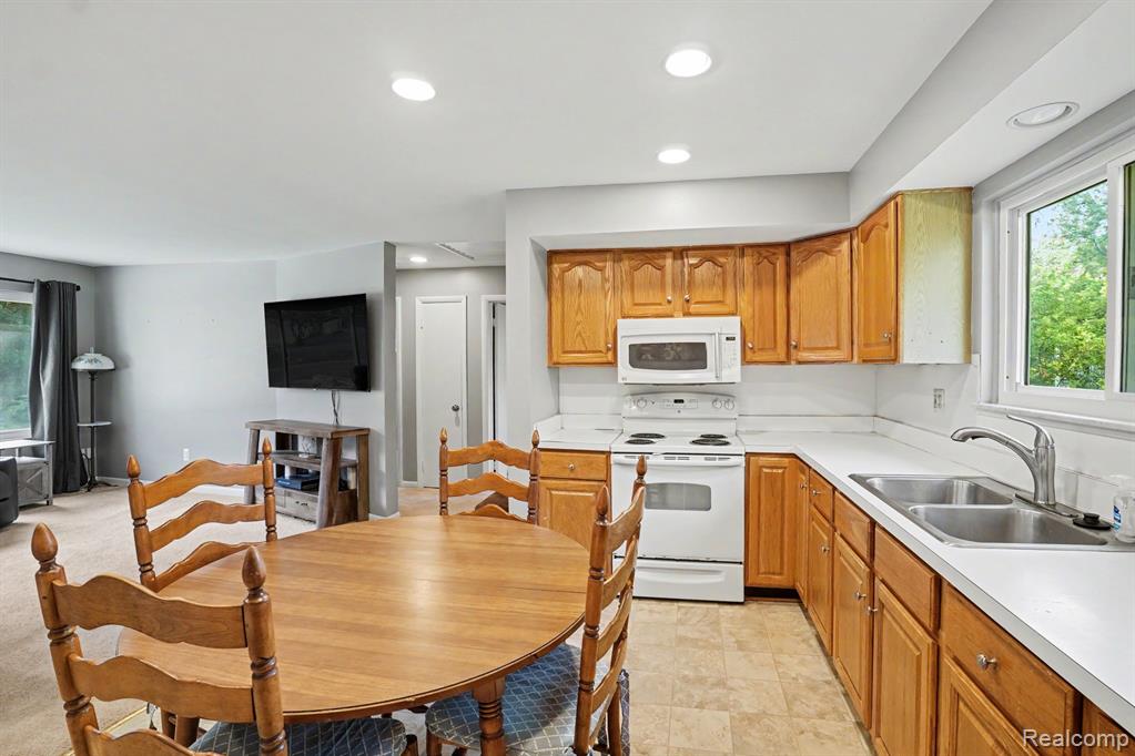 611 Bunny Run Boulevard, Lake Orion, MI 48362 — Photo 12