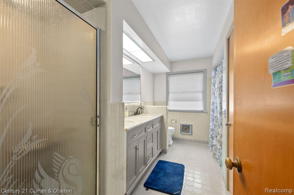 730 WOODCREST Drive, Dearborn, MI 48124 — Photo 11