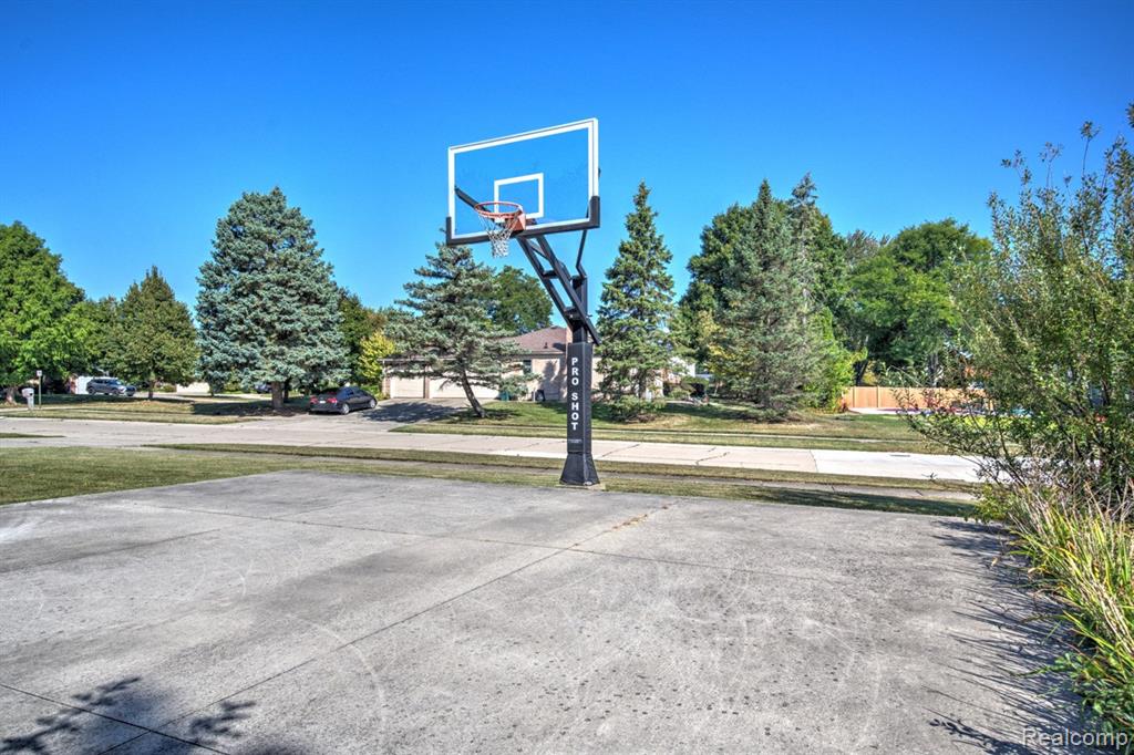 5250 Winchester Drive, Troy, MI 48085 — Photo 55