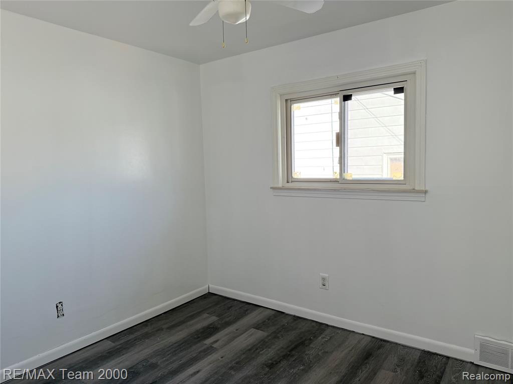 4665 Syracuse Street, Dearborn Heights, MI 48125 — Photo 17