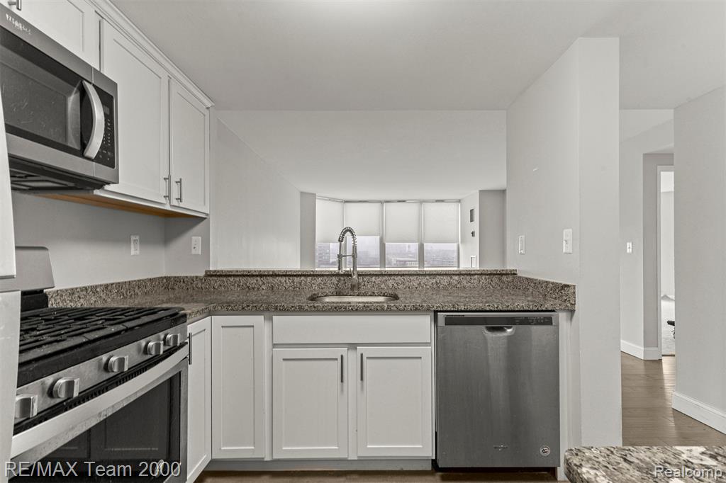250 E HARBORTOWN Drive, 702, Detroit, MI 48207 — Photo 13