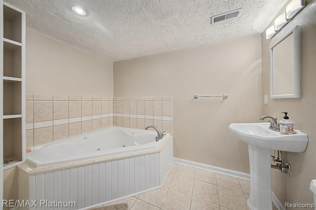 2643 KERRIA DRIVE, Howell, MI 48855 — Photo 10