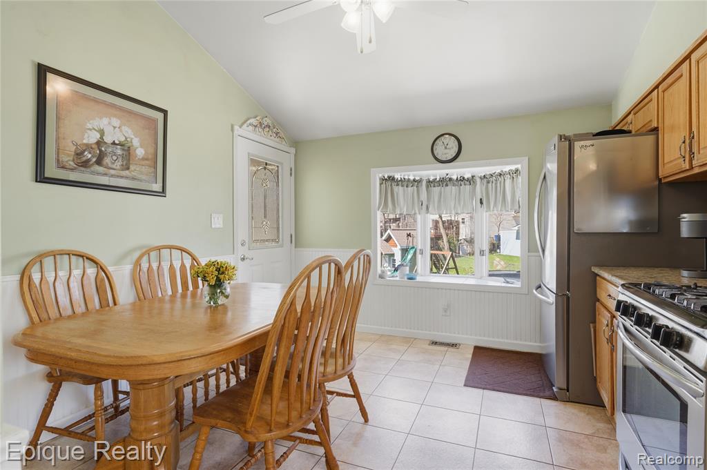 423 Shady Oaks Street, Lake Orion, MI 48362 — Photo 11
