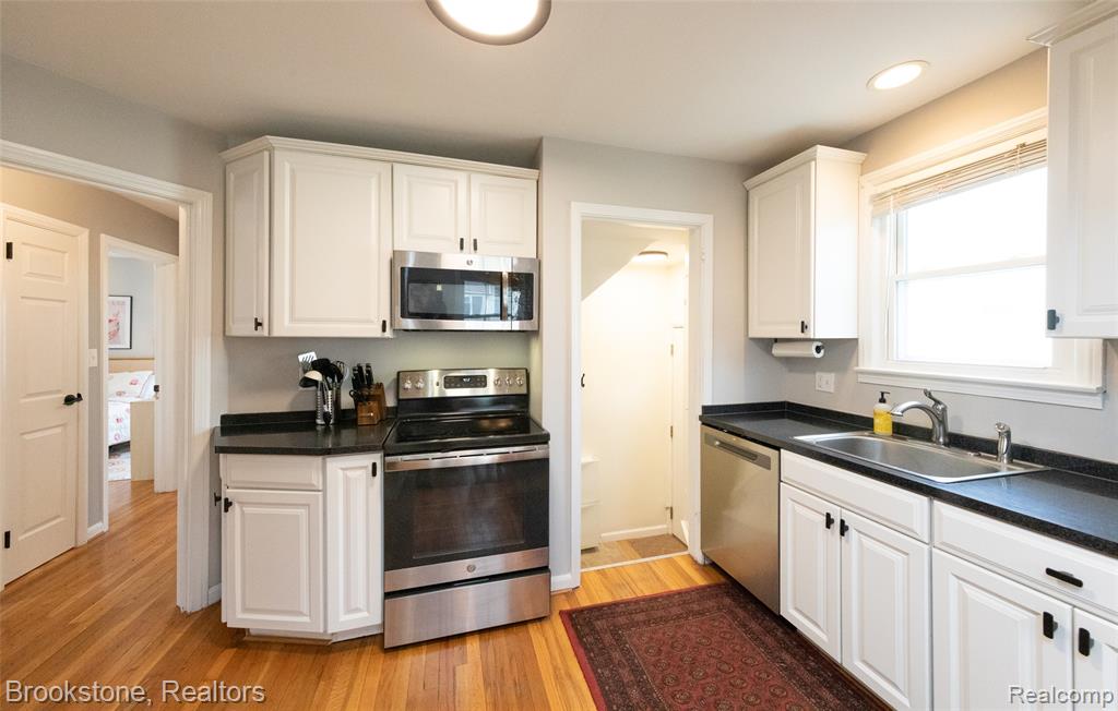 2156 Cambridge, Berkley, MI 48072 — Photo 17