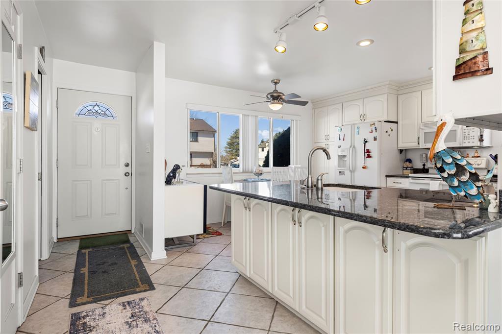 50666 Jefferson Avenue, D8, New Baltimore, MI 48047 — Photo 4