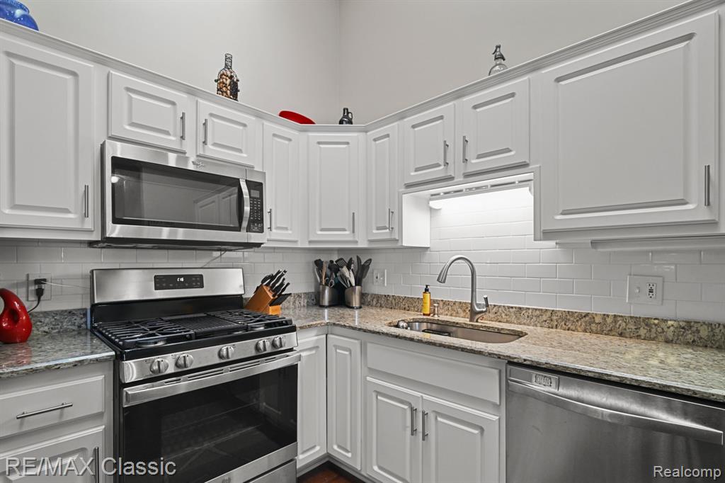 38863 COUNTRY Circle, 88, Farmington Hills, MI 48331 — Photo 11