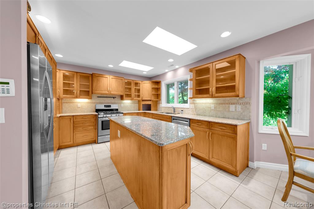 6663 Bloomfield Lane, West Bloomfield, MI — Photo 10
