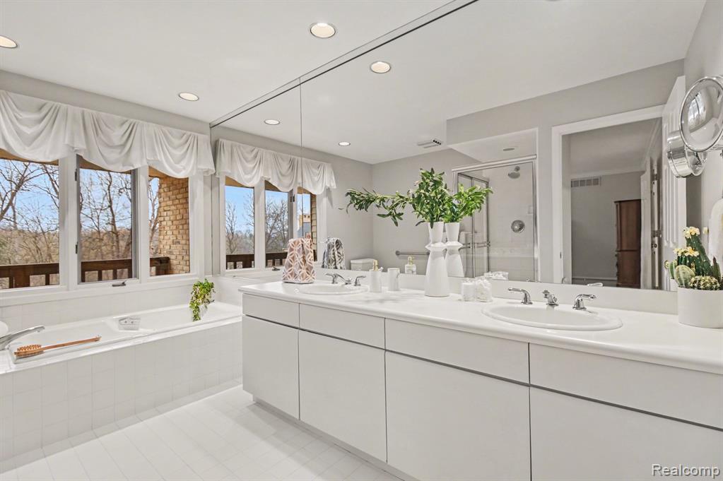 5080 Mirror Lake Court, West Bloomfield, MI 48323 — Photo 21