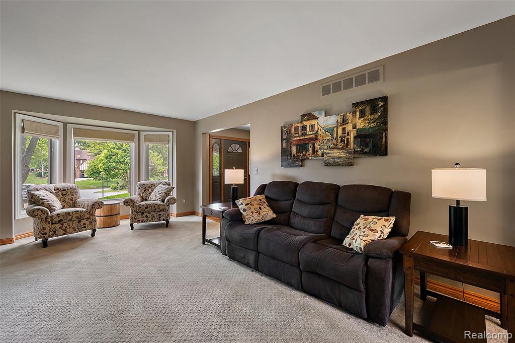 6730 Whiting Drive, Troy, MI 48098 — Photo 11