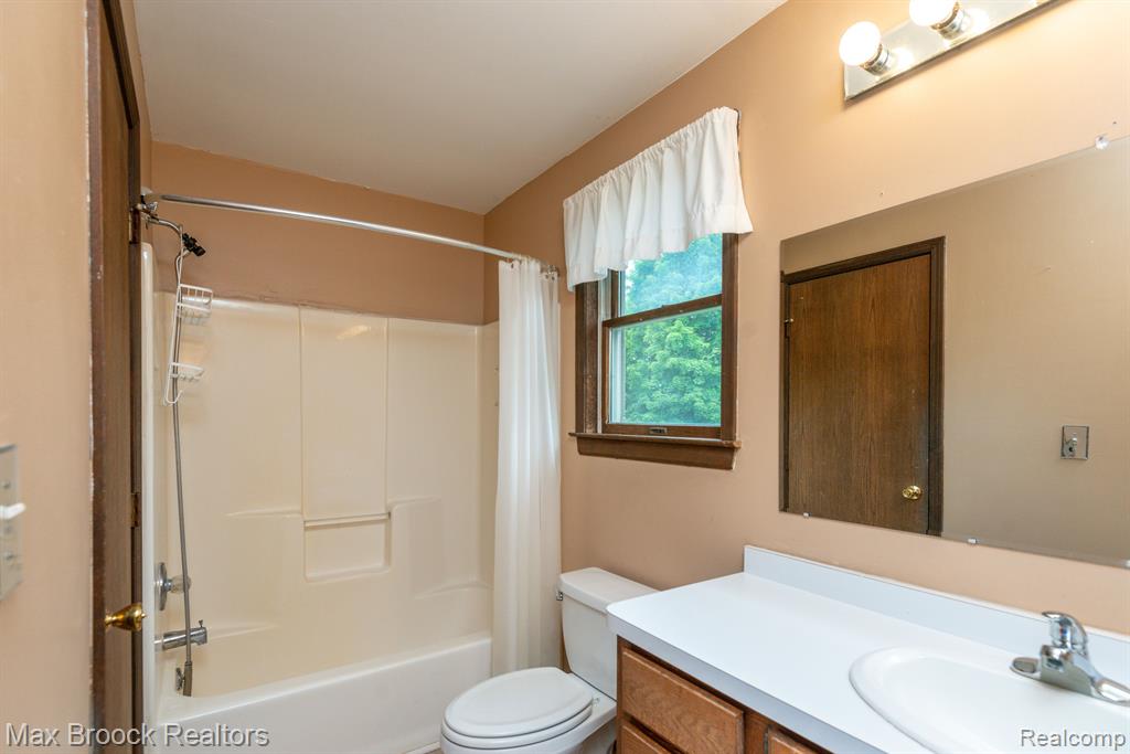 54320 BELCREST Drive, Milford, MI 48381 — Photo 36