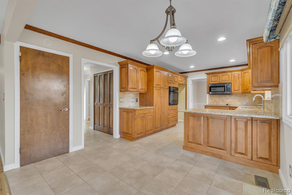 4248 WHITEBIRCH Drive, West Bloomfield, MI 48323 — Photo 19