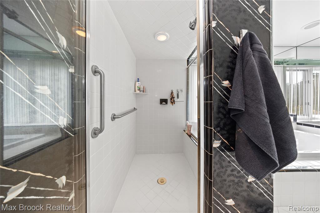 6684 Stonebridge E, West Bloomfield, MI — Photo 45